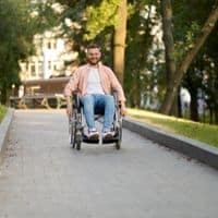 uomo disabile