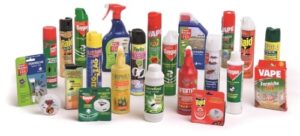 Formiche circondate da fette di limone e deodoranti a barra, rimedi naturali ed ecologici per allontanarle