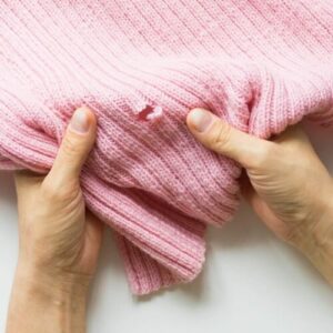 Immagine che mostra un professionista che esegue una disinfestazione dalle tarme per eliminarle dai vestiti, soluzione definitiva contro i fastidiosi parassiti
