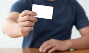 Operatore professionale mentre esegue un intervento di disinfestazione da acari utilizzando attrezzature specializzate
