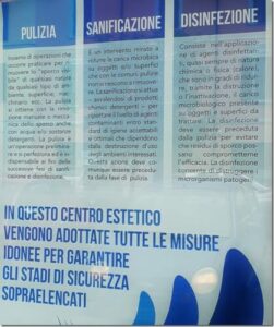 Operatore professionale mentre esegue un intervento di disinfestazione da acari utilizzando attrezzature specializzate