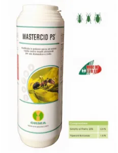 Esperto che applica metodi naturali per la disinfestazione di scarafaggi in casa