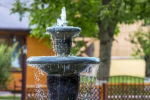 elementi decorativi nel giardino come fontane