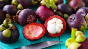 Questa immagine ritrae una varietà di frutti esotici come mele, pere e prugne saporiti, nutrienti e naturali, sono un ottimo prodotto alimentare, ricchi di vitamine e sostanze nutritive necessarie per una dieta equilibrata Una ricca varietà di frutta che può essere gustata sia fresca che come parte di una ricetta