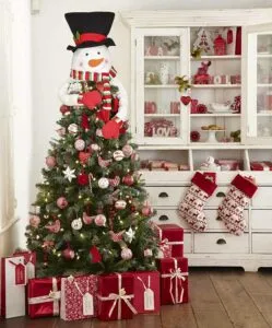Unatmosfera di festosa gioia! Salve Natalem! Santa Claus, Decorazioni Natalizie, Albero di Natale con i suoi Ornamenti, Calze da appendere allalbero e Babbo Natale che porta regali, rendono il Natale una festività indimenticabile