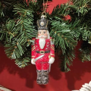 Una donna adulta nel suo abito da sposa festeggia in modo allegro il Natale con decorazioni, festival e ornamenti per lalbero