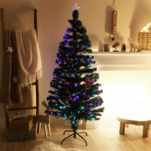 Salve Natalem! Il Natale è qui con le sue decorazioni tradizionali, festival, alberi di Natale, piante e animali di tutti i tipi Un uccello in particolare ci guarda con il suo sguardo malizioso, come se volesse invitarci a festeggiare!