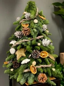 Unimmagine delle bellissime decorazioni natalizie con lalbero di Natale Abete Henderson, adornato di festose decorazioni e ornamenti per una splendida celebrazione del Festival di Natale