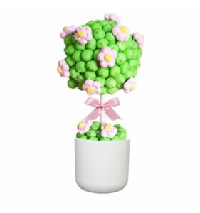 Un bambino con un sacchetto di marshmallow Peeps felice di aver trovato un fiore di ibisco in un contenitore di ceramica Una pianta fiorita in un vaso che rallegra la stanza