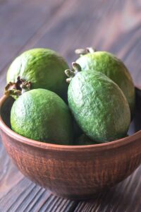 Un ragazzo felice che assapora un gustoso prodotto a base di frutta citrica, come lime e pera, sotto un albero magico, come BoyCibo