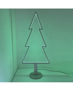 Scopri la magia di questo albero di sorbom, illuminato dalla SquareLampada un triangolo e un quadrato si incontrano per creare unatmosfera davvero speciale
