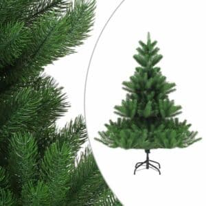 Questimmagine mostra un bellissimo abete Nordmann, una specie di conifera che è spesso usata come albero di Natale Decorato con luci e stelle da un lato e con altre decorazioni natalizie dallaltro, labete rappresenta magnificamente latmosfera del festival di Natale