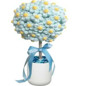 Un barattolo in ceramica contenente una composizione floreale di ibisco, marshmallow e altri fiori, con una lampada e delle candele che creano un bouquet di fiori unico e rilassante Una bellissima pianta in un vaso per unatmosfera romantica e rilassante