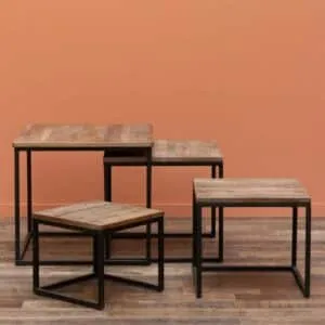 Questa immagine mostra una bella sala da pranzo con un elegante tavolo di teak africano Il tavolo è realizzato in legno duro di qualità e presenta un piano del tavolo liscio e lucido Il tavolo si adatta sia come tavolino da caffè che come tavolo da pranzo, rendendo così la stanza più accogliente e confortevole