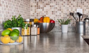 Immagine di moscerini in un bagno luminoso, dimostrando la possibile infestazione in diverse aree della casa