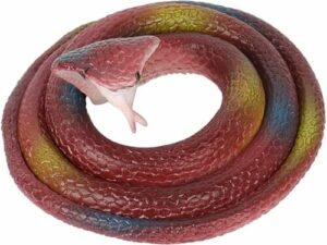 Immagine di una vipera che attacca un topo Come tenere lontane le serpi dal giardino?