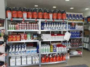 Vari prodotti Zucchet per il controllo delle formiche disposti in ordine su uno sfondo bianco