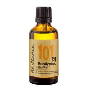 Zecche verdi su un foglio di carta, utilizzate per illustrare un articolo sulluso di olio essenziale come rimedio naturale contro le zecche